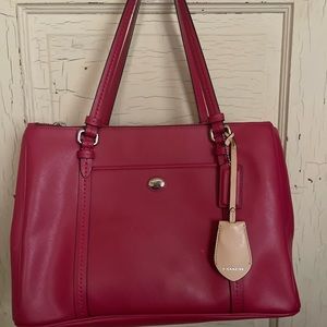 Medium size Coach bag color is like a burgundy is in a really good condition